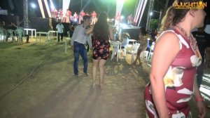 Hay Cocho !!-- Que chulo baila la Guerita de vestido floreado !!   Asi se debe bailar zapateado