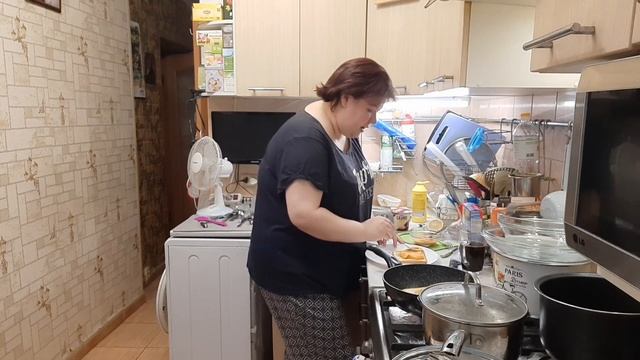 ЧТО ЖЕ ПОЕСТЬ НА ЗАВТРАК ? ХОЧУ ПОСУДОМОЙКУ ? ГОТОВЛЮ ВАФЛИ смотреть онлайн