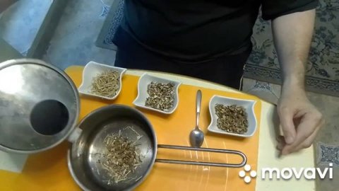 Целебный отвар из 3 трав - корень одуванчика , корень лопуха , корень пырея.