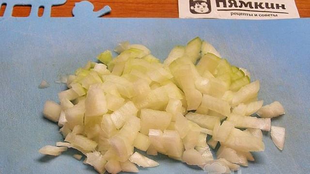 Окрошка на квасе с колбасой, овощами и сметаной