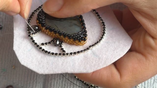 Мастер класс Оригинальная брошь из бисера и камней своими руками