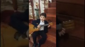 Цыганские дети??танцуют