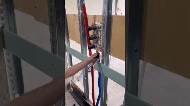 Аксиальное соединение труб из сшитого полиэтилена (PEX) Рехау на надвижной гильзе.