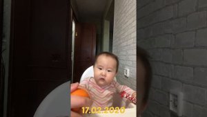 Айлин обедает дома