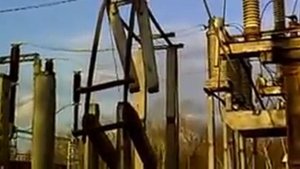 Демонтаж бетонных опор краном