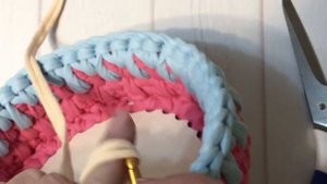 КАК ОБВЯЗАТЬ ДЕРЕВЯННУЮ КРЫШКУ, ЧТО БЫ НАДЕВАЛАСЬ НА КОРЗИНУ?