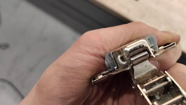 Установка ограничителя на петлю Blum 107° смотреть онлайн