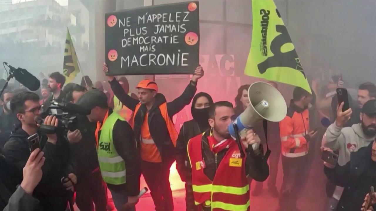 В Париже противники пенсионной реформы ворвались в здание фондовой биржи