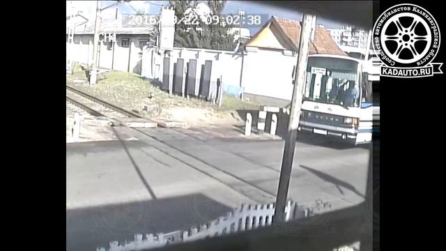 Заезд автобуса за шлагбаум на переезде ул. Нарвской в Калининграде. 22.09.16 смотреть онлайн