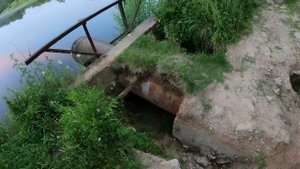 Даже такие мощные дамбы размывает, если они сделаны неправильно