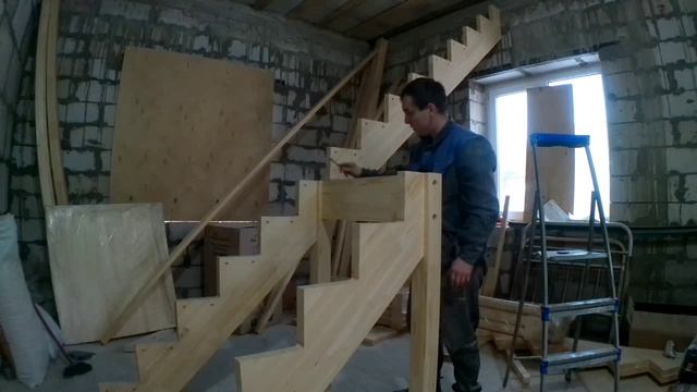 Прямая деревянная лестница с подстуенками из сосны.