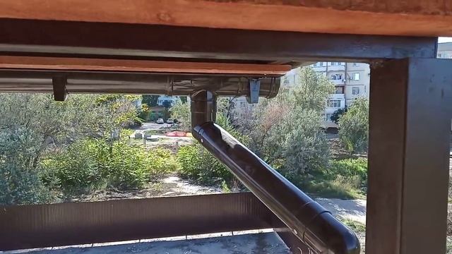Простой монтаж водосточной системы на скатную крышу
