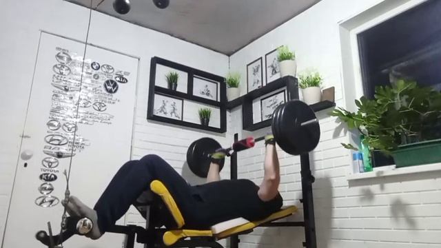 Жим на наклонной скамье 5 подходов по 8-10 повторов. смотреть онлайн