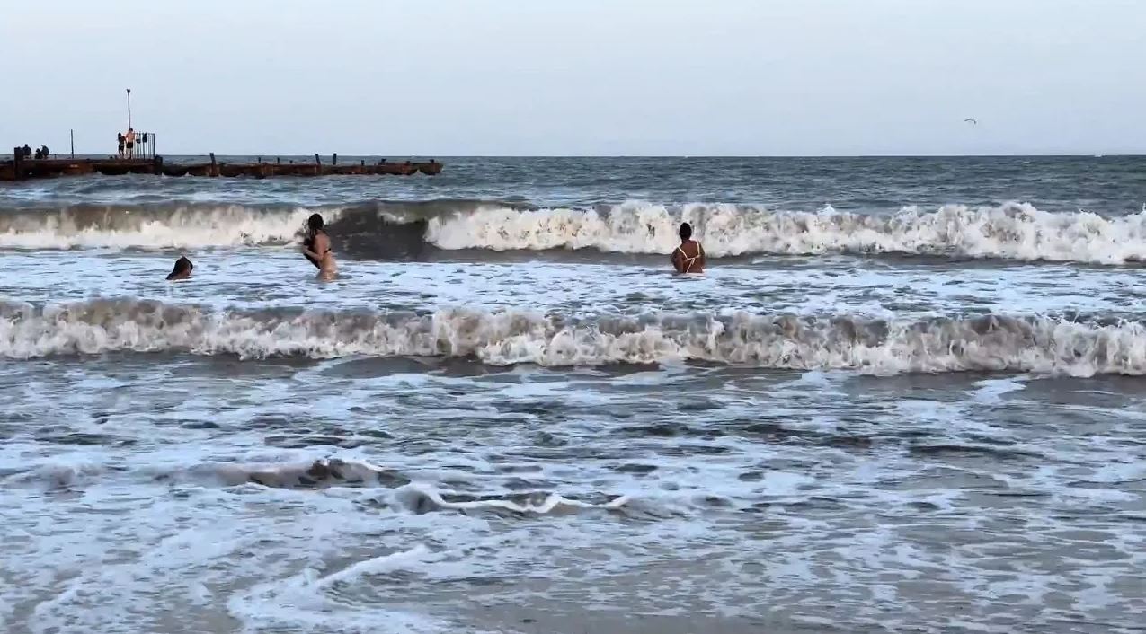 КРЫМ. Евпатория - люди купаются в мутной воде. Лазурная набережная. Вечернее море. 26 июля 2023г.