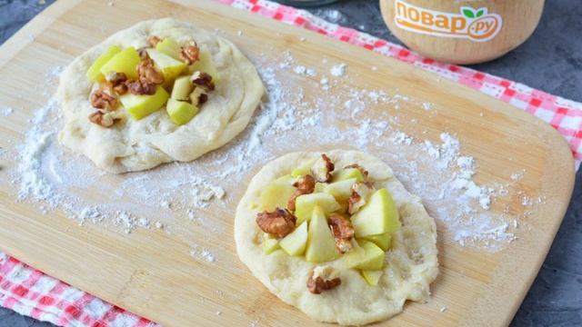 Булочки с яблоками и орехами
