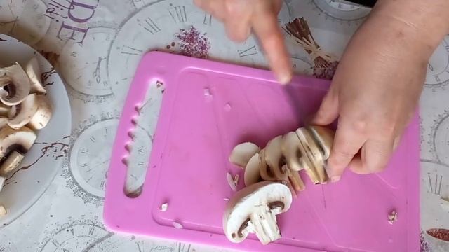 Куриная грудка под Сметанно-грибном соусе.#куриноефиле #соус #грибы#сметана#жариммясо ####