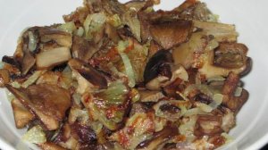Жареные с луком красноголовики и маслята
