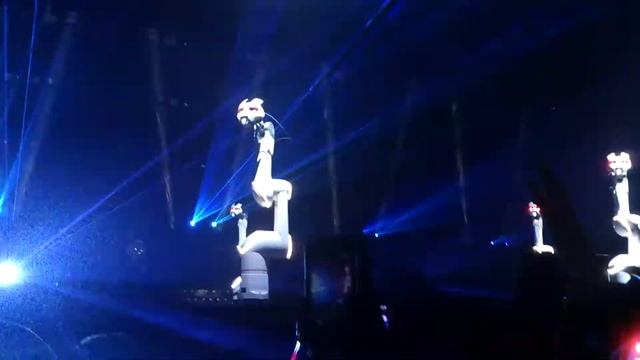 Mylene Farmer - Танцующие роботы - Timeless 2013 - Moscow (2013.11.01) смотреть онлайн