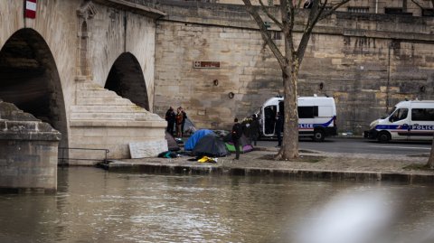 Фекалии в Сене, крысы на улицах, мигрантов выгнали. Что происходит во Франции за три месяца до Олимп