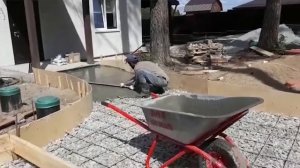 Заливка бетона под мощение