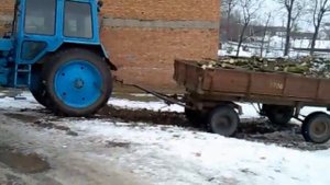 Трактор МТЗ-80 почти не выехал на маленькой подъем (с прицепом) MTZ-80 almost went on a small rise