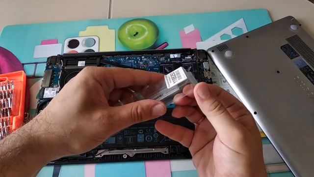 Как добавить ОЗУ (оперативной памяти) в ноутбук Dell Vostro (5370) смотреть онлайн