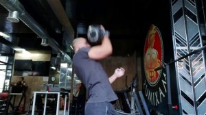 Толчок гири одной рукой 24 кг 100 раз