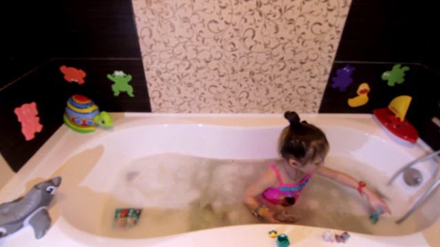 Открываем сюрпризы в ванной смотреть онлайн