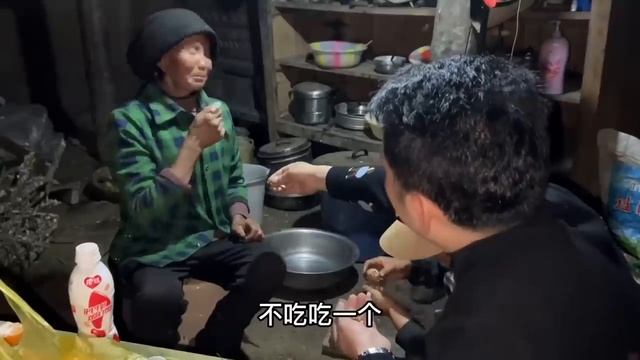 【合集】阿龙遇到羞涩拦车女孩！年小无父无母和爷爷生活，好心疼小女孩！【阿龙游四方】