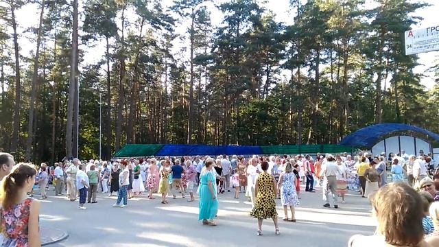 Дедки и бабки танцуют в пышках смотреть онлайн