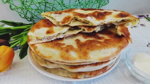 Дрожжевые лепешки с картошкой и луком на сковороде. Вкусные, нежные и сытные.