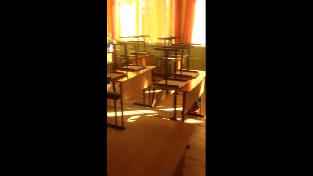 ШКОЛЬНИК МОЕТ ПОЛЫ смотреть онлайн