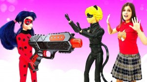 Леди Баг ПОТЕРЯЛА Супер кота! — Ищем подсказки — Куклы СУПЕРГЕРОИ в деле! Видео КУКЛЫ для девочек