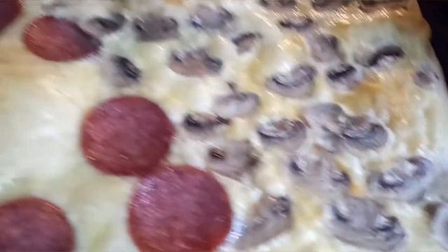 Пицца с колбасой и грибами смотреть онлайн