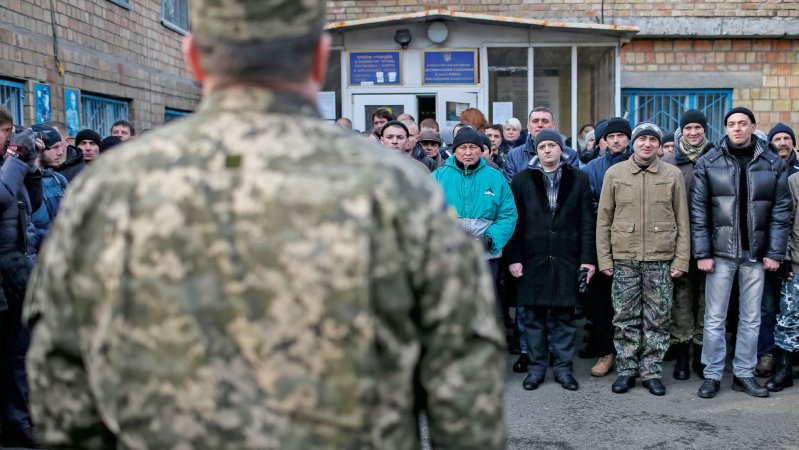 В Харькове военкомы попытались схватить пьяного мужчину. Что было дальше – смотрите на видео