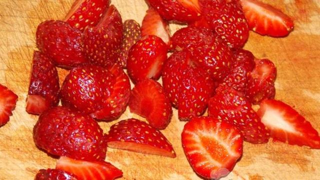 Дрожжевые пирожки с клубникой в духовке