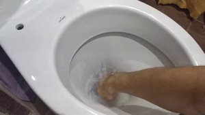 Мою ноги в унитазе / Лайфхак