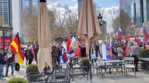 В городе Франкфурт-на-Майне сотни людей вышли на митинг в поддержку России.