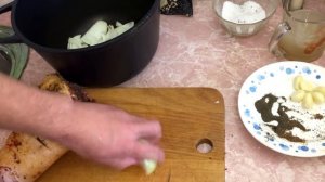 Свиная рулька в казане.