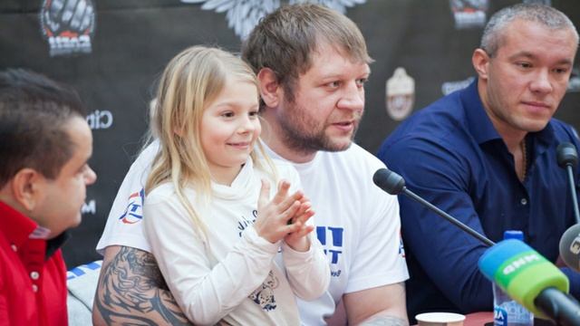 Александр емельяненко биография личная жизнь Кто жена мощного и скандального Александра Емельяненко - смотреть видео онлайн о