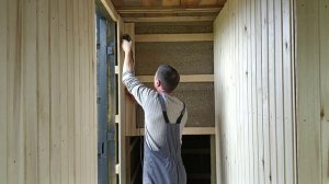 Обшиваю стены бани вагонкой.