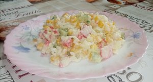 Салат с крабовыми палочками и огурцом.