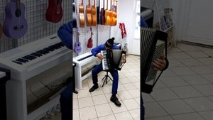 "Домик с окнами в сад" играю на аккордеоне в магазине.