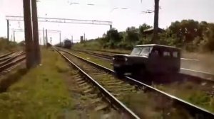 Поезд сбивает УАЗ