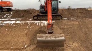 Планировка откосов с использованием планировочного ковша 1,8 м.