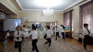 Танец под песню "Волшебник - недоучка" учащиеся МКОУ "Прогиназия N9 "Ручеек" г. Хасавюрт