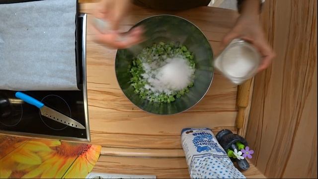 Пирог с щавелем и ревенем.