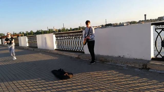 Парень поёт "Скользкие улицы" на набережной Ижевска