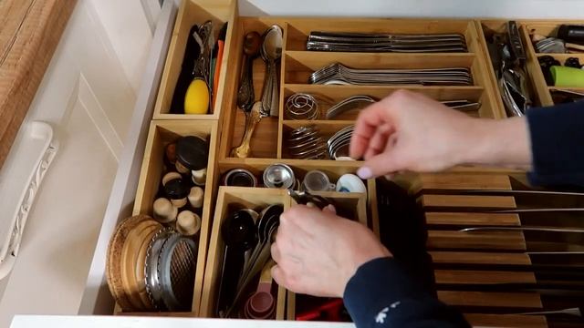 ОРГАНИЗУЮ ХРАНЕНИЕ на КУХНЕ с НОВЫМИ ОРГАНАЙЗЕРАМИ | КАК УХАЖИВАЮ за ФАСАДАМИ | УБИРАЮ ЕЛКУ #уборка смотреть онлайн