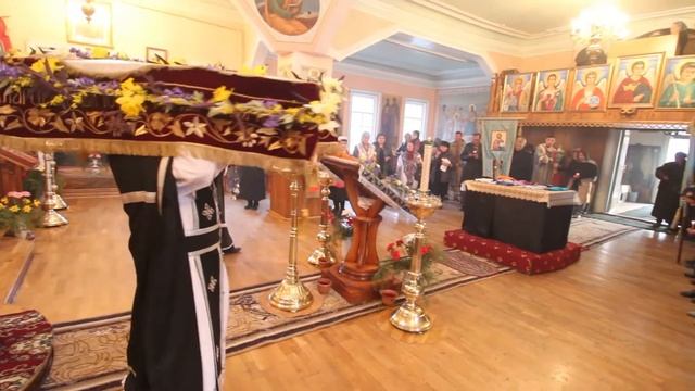 После крестного хода Святую Плащаницу вносят в храм смотреть онлайн